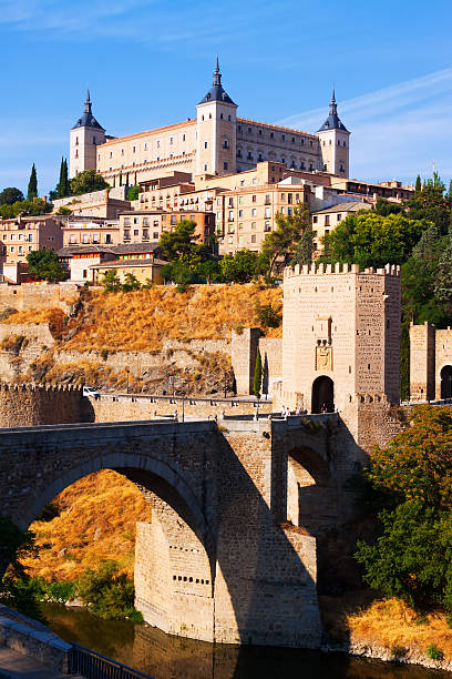 vista di toledo con puente de alcantara - alcantara bridge foto e immagini stock