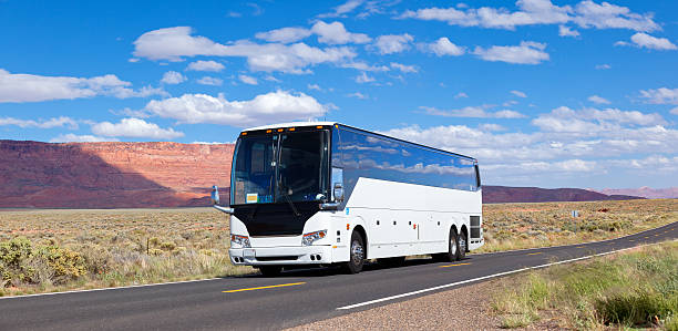 autocarro condução através de vale arizona usa - coachride imagens e fotografias de stock