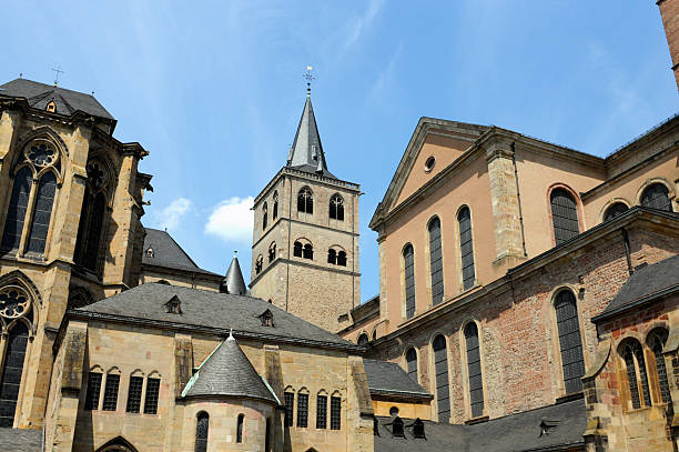 trier (catedral de saint peters catedral) - hohe qualität imagens e fotografias de stock