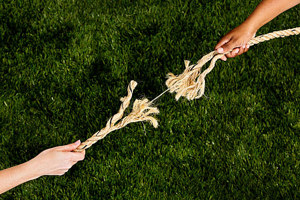 tug de amor e guerra! mãos afastando desfiado corda - rope frayed emotional stress breaking imagens e fotografias de stock