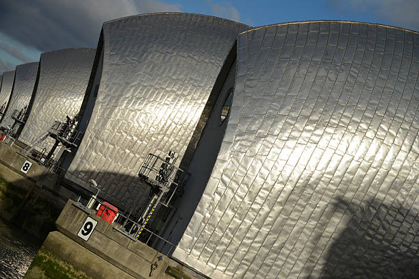 digue sur la tamise.  londres. - thames flood barrier photos et images de collection