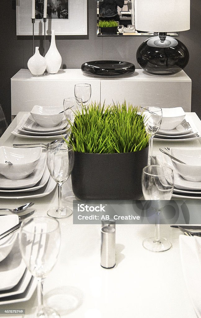 Moderne schwarze und weiße Küche mit grünem Herz - Lizenzfrei Design Stock-Foto