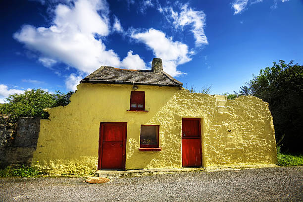 ирландский cottage - republic of ireland irish culture cottage door стоковые фото и изображения