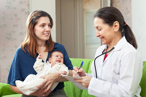 children's médico examinar recém- nascido de mãe de braços - cheerful doctor prescribes professional occupation imagens e fotografias de stock