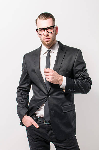 jeune homme debout dans un costume noir - pocket suit glasses jacket photos et images de collection