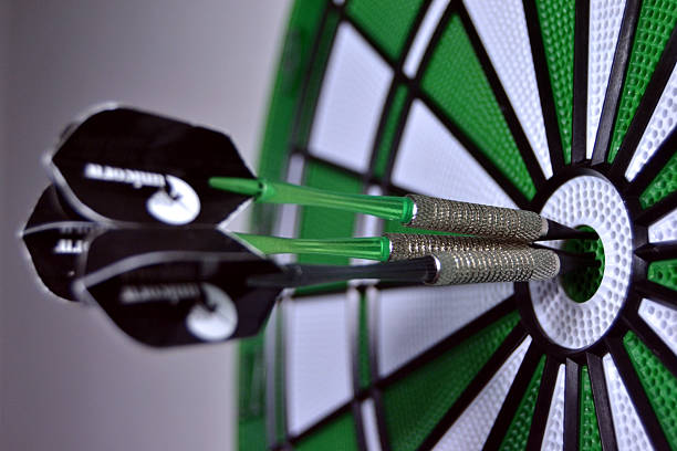 Dartboard Three darts scoring in the center of the target ganar stock pictures, royalty-free photos & images