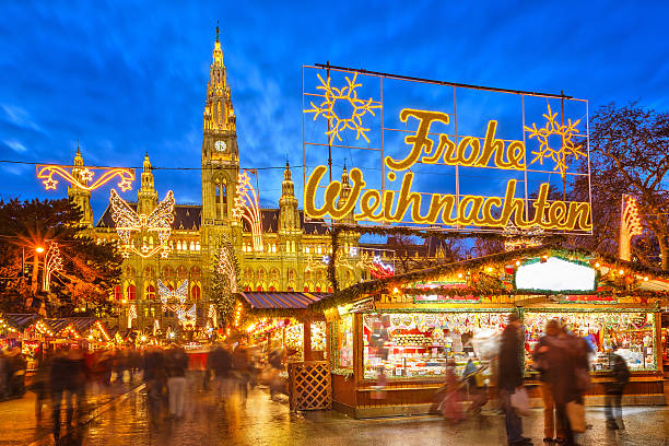 weihnachtsmarkt in wien - weihnachtsmarkt stock-fotos und bilder