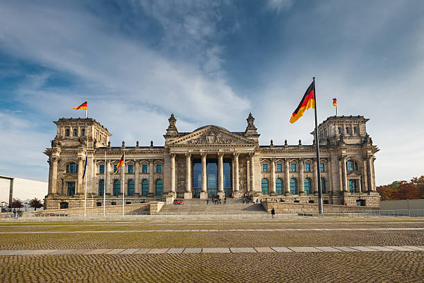 ベルリンライヒスターク（ドイツ連邦議会議事堂） - berlin germany facade day outdoors ストックフォトと画像