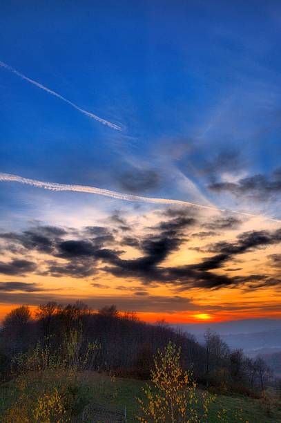 bellissimo tramonto - vapor trail cirrus sky cloudscape foto e immagini stock