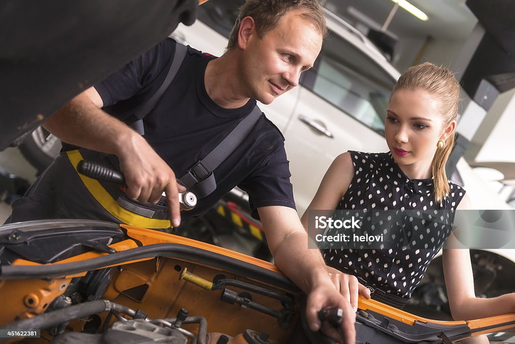 Uma mulher está no lado direito de um Mecânico - Royalty-free Adulto Foto de stock