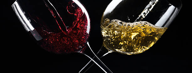 blanco y rojo vino - wine pouring wineglass white wine fotografías e imágenes de stock