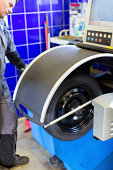 mechaniker-in-auto-reparatur-shop-car-ist-balancing-winter-autoreifen.jpg?b=1&s=170x170&k=20&c=2C7xt_5lZpaJcJcErNderAQzc31Gr4pLiCSzWzX8X1w=