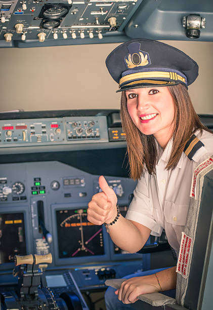 mujer piloto listo para despegar - pilot cockpit flying business fotografías e imágenes de stock
