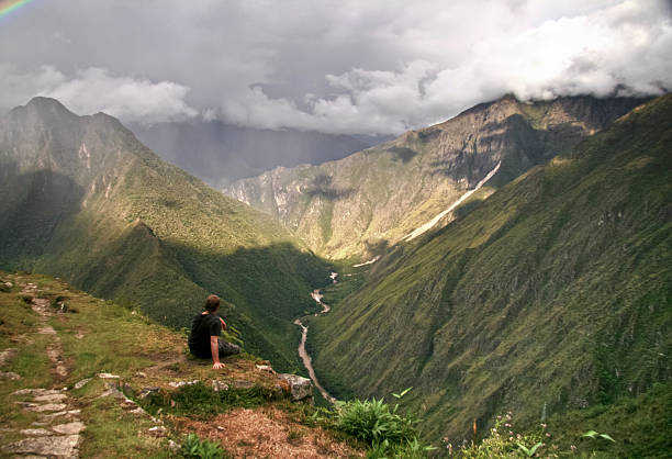 Contemplando as montanhas de Machu Picchu, Cusco, Peru - foto de acervo