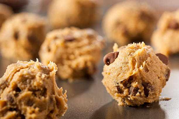 impasto per il pane fatto in casa con gocce di cioccolato - dessert sweet food snack cookie foto e immagini stock