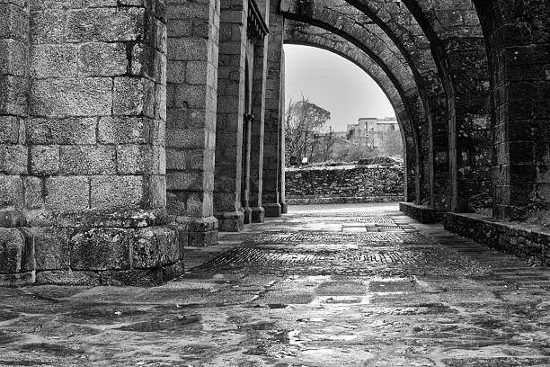 The church of Santa Maria Maggiore and Real de Sar, widely known as Sar Collegiate, is a beautiful and original Romanesque church located on the River Sar. The construction of the temple dates from the thirteenth century and its structure suffered several incidents since then, as the acute angle of the walls and pillars, due to the clayey nature of the soil and a technical error by raising too much the aisles, that forced in the seventeenth century to build the flying buttresses that prevented its collapse and constribuyeron to enrich the building's architecture.