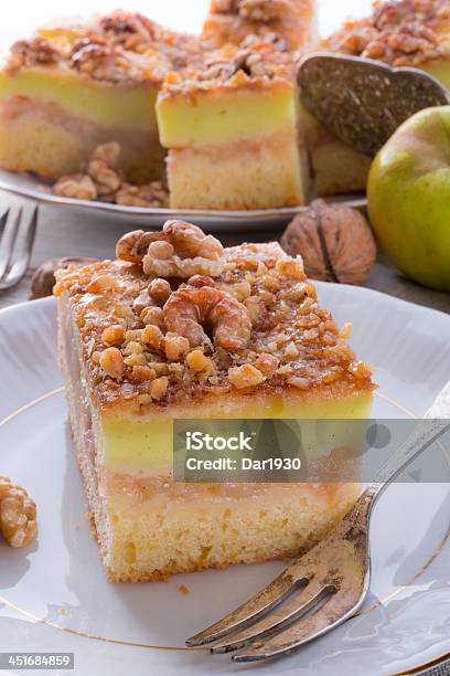 Torta De Maçã Com Nozes Pudim De Baunilha E - Fotografias de stock e mais imagens de Assado no Forno - Assado no Forno, Batata Frita - Lanche, Batatas Preparadas