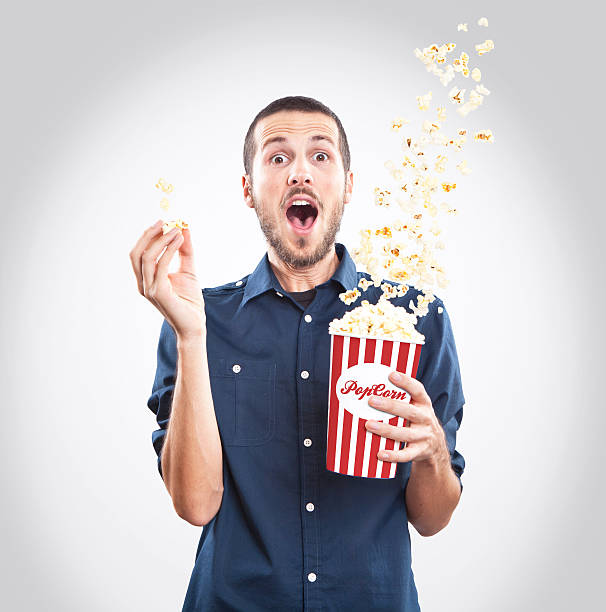 Joven viendo una película - foto de stock