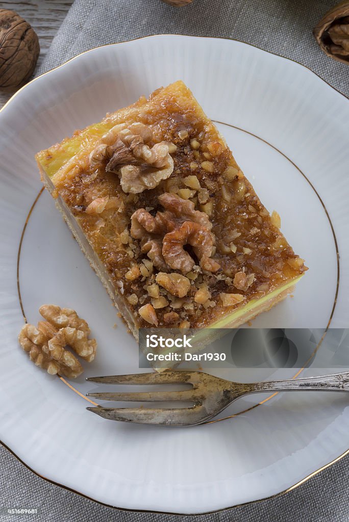 Pastelito de manzana y budín de vainilla y tuercas - Foto de stock de Al horno libre de derechos