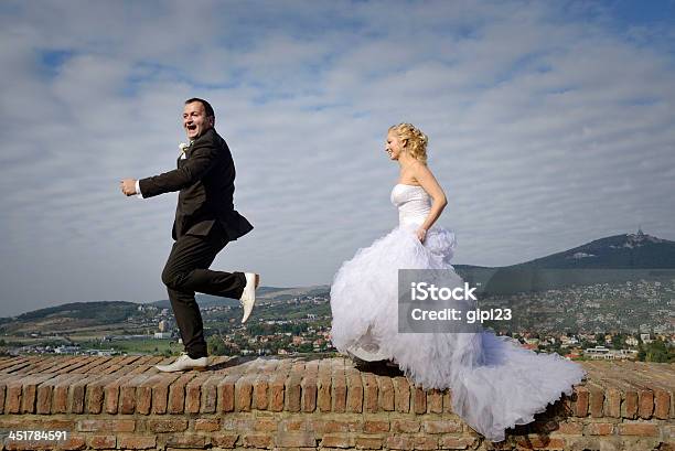 Novia Y El Novio En Funcionamiento Foto de stock y más banco de imágenes de Aire libre - Aire libre, Correr, Fotografía - Imágenes