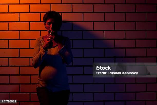 Беременная Женщина Для Курящих — стоковые фотографии и другие картинки Беременная - Беременная, Наркотическая зависимость, Взрослый