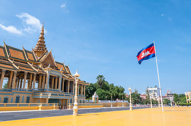 padiglione al chiaro di luna presso il palazzo reale di phnom penh, cambogia - stupa royal stupa local landmark national landmark foto e immagini stock