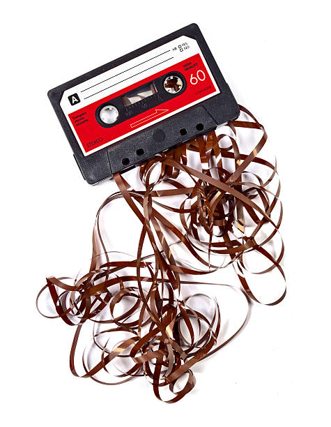 alte gebrochene musik kassette - recording tape stock-fotos und bilder