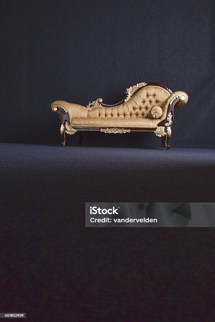 Gold Chaise Longue em um quarto escuro - Foto de stock de Carpete royalty-free