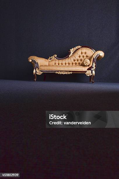 Foto de Gold Chaise Longue Em Um Quarto Escuro e mais fotos de stock de Carpete - Carpete, Cinza - Descrição de Cor, Cômodo de casa