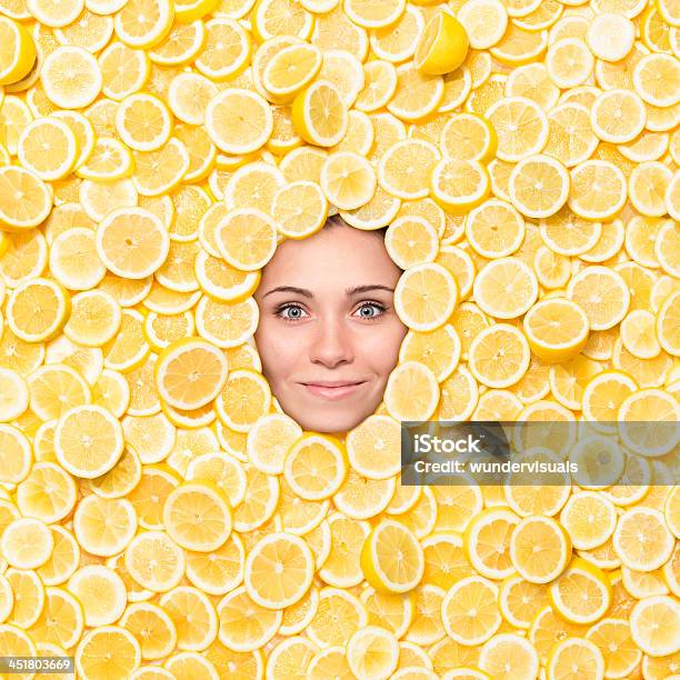 여성 얼굴 둘러싸여 레몬 슬라이스 레몬에 대한 스톡 사진 및 기타 이미지 - 레몬, 산더미, 비타민 C