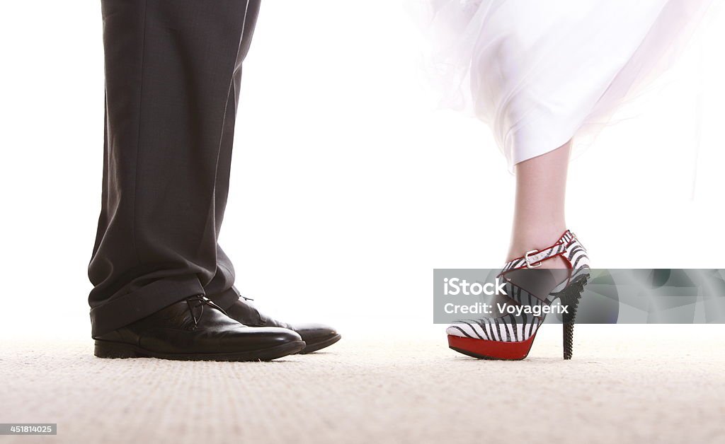 Coppia di sposi.  Gambe dello sposo e sposa. - Foto stock royalty-free di Abbracciare una persona