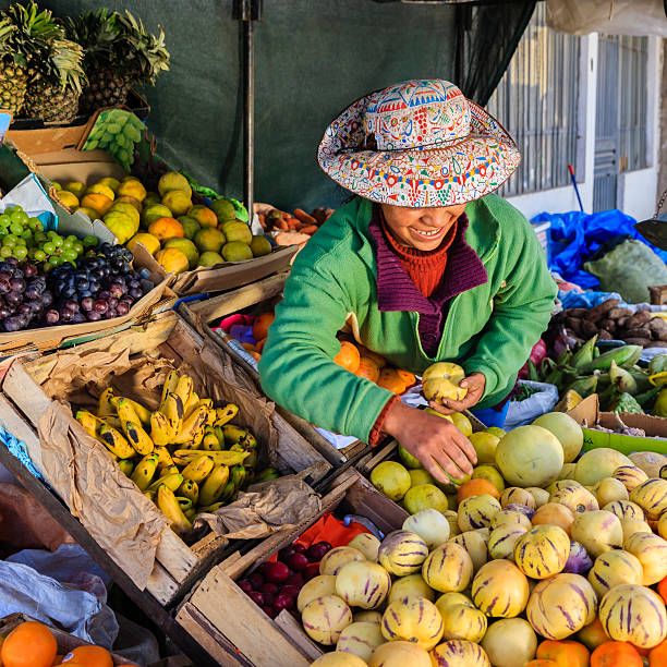 peruanische frau verkaufen obst, chivay - peruanische kultur stock-fotos und bilder