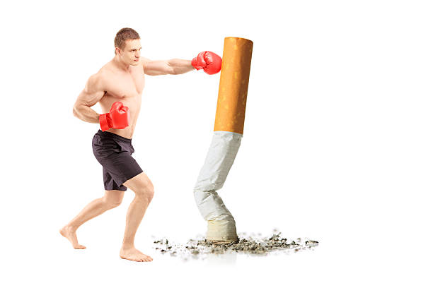 mâle athlète avec gants de boxe, de poing une cigarette - tobaco photos et images de collection
