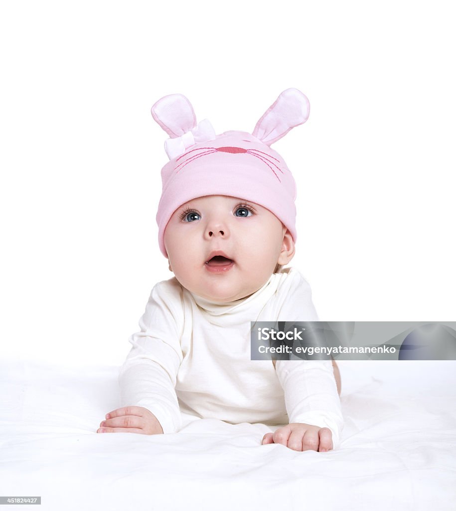 Детская девочка в розовом шляпа с Кролик уши изолированных - Стоковые фото Белый роялти-фри