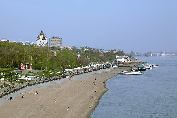 vista do penhasco acima amur rio para khabarovsk, rússia - siberia russia russian orthodox orthodox church - fotografias e filmes do acervo