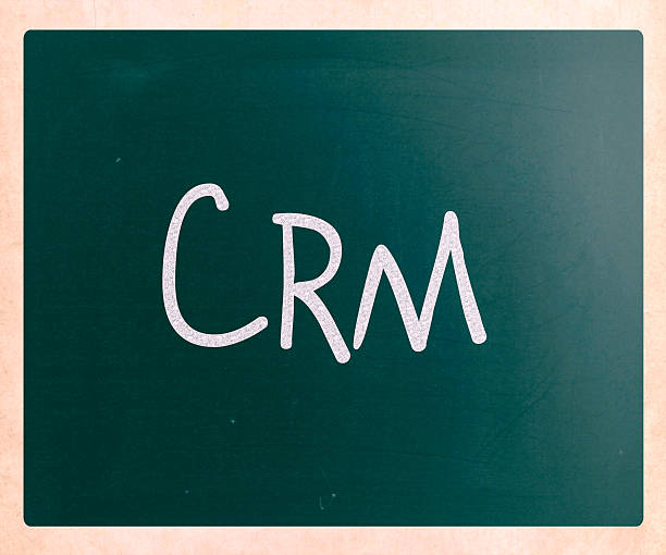le mot «crm» manuscrites avec une craie blanche sur un tableau noir - crm niche loyalty customer photos et images de collection