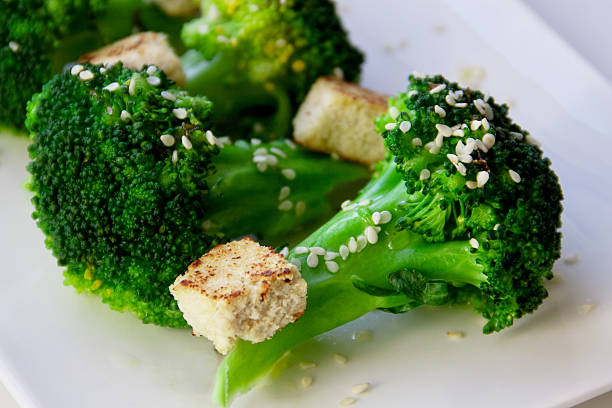 brokkoli und tofu - tofu chinese cuisine vegetarian food broccoli stock-fotos und bilder