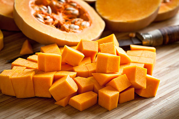 naranja calabaza cortado en trozos largo - cortar en trozos preparar comida fotos fotografías e imágenes de stock
