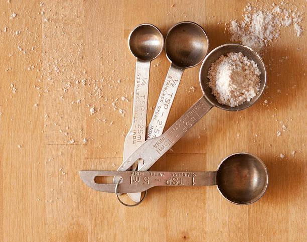 cuillers à mesures à farine - flour kitchen utensil measuring spoon spoon photos et images de collection