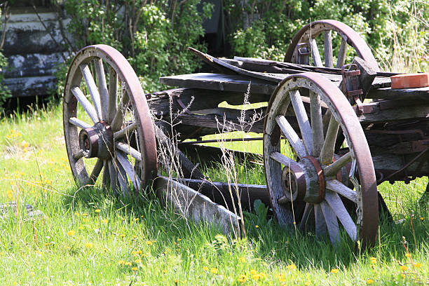 de antigüedades wagon - radio old fashioned antique yellow fotografías e imágenes de stock