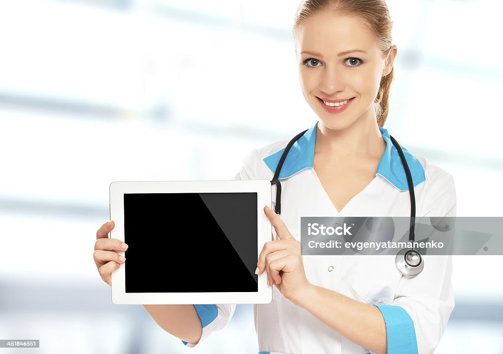 Médico mujer agarrando una tableta en blanco, blanco - Foto de stock de Adulto libre de derechos