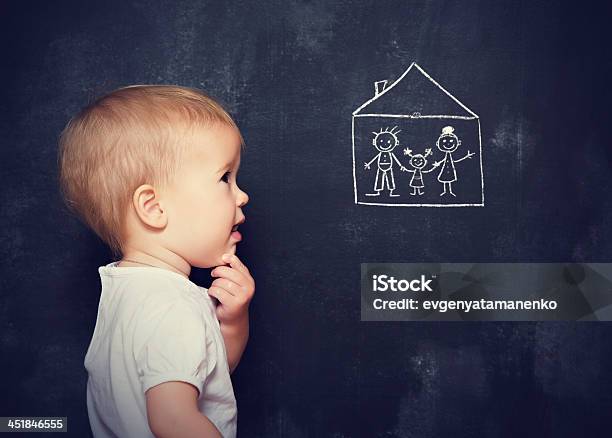 Koncepcja Dziecko Wygląda Na Pokładzie Która Jest Pobierana Rodziny Domu - zdjęcia stockowe i więcej obrazów Niemowlę
