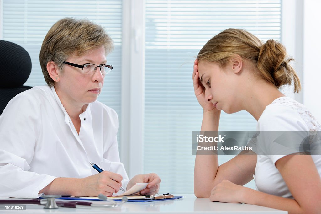 Gespräch mit einem Therapeuten - Lizenzfrei Allgemeinarztpraxis Stock-Foto