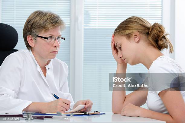 Conversazione Con Un Terapista - Fotografie stock e altre immagini di Accudire - Accudire, Adolescente, Adolescenza