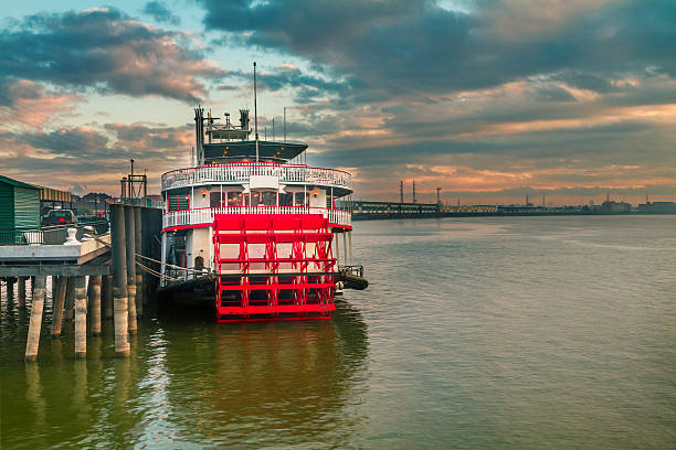 dampfkochtopf bei sonnenaufgang - dampfschiff stock-fotos und bilder