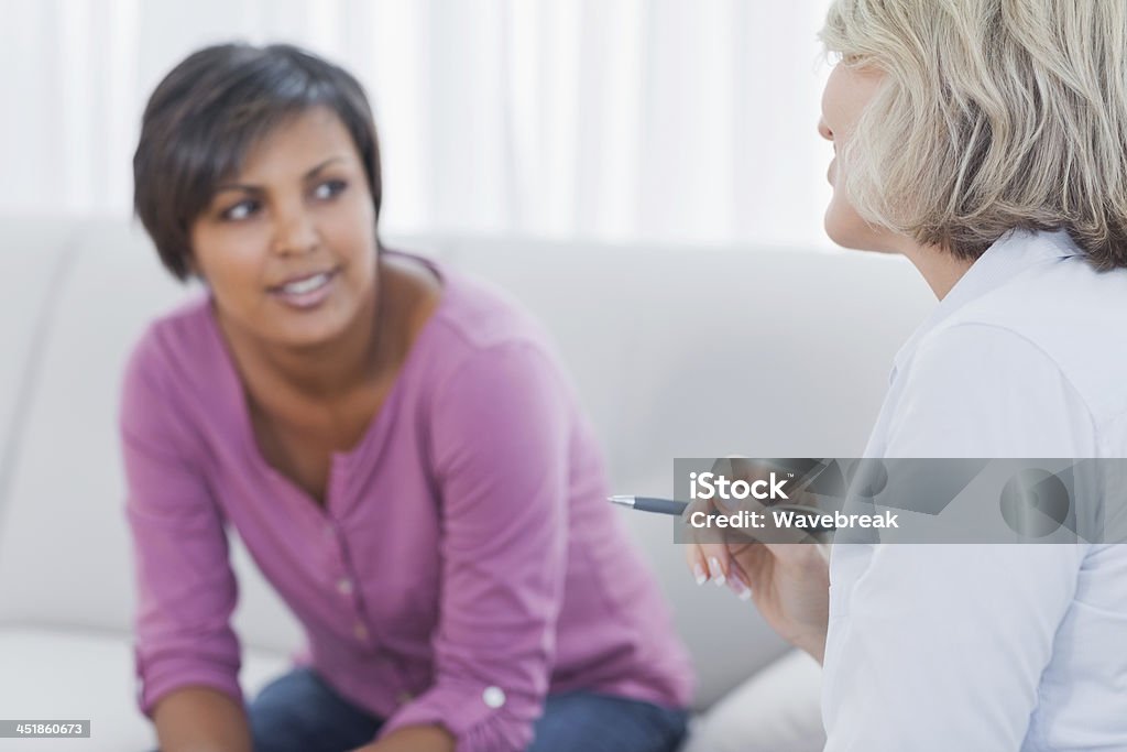 Sorridere paziente terapista consigli - Foto stock royalty-free di Adulto
