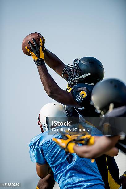 American Football Player Stockfoto und mehr Bilder von Amerikanischer Football - Amerikanischer Football, Football - Spielball, Fangen