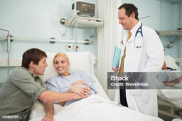 Obstetrician Talking With A Patient And Her Husband 20-29세에 대한 스톡 사진 및 기타 이미지