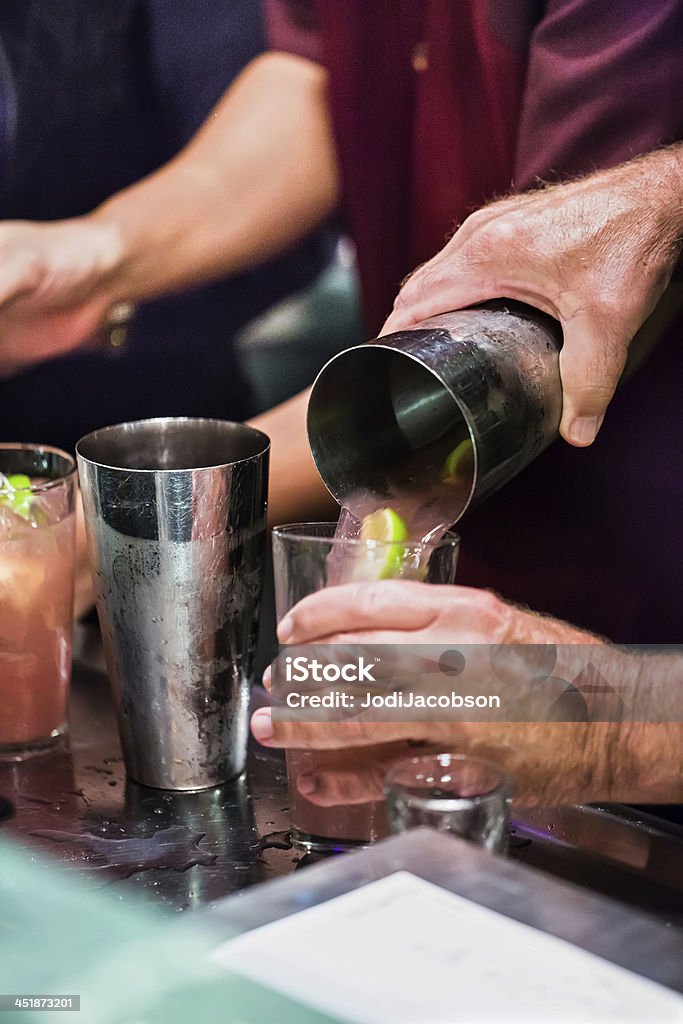 Mezcla de bebidas alcohólicas durante una fiesta de fin de año para la víspera del Año Nuevo - Foto de stock de Bar libre de derechos