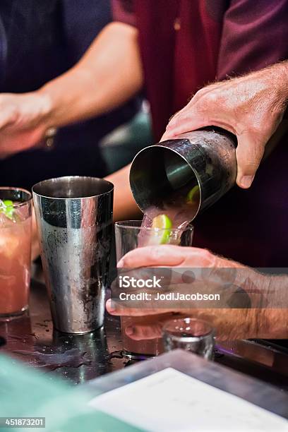 Mezcla De Bebidas Alcohólicas Durante Una Fiesta De Fin De Año Para La Víspera Del Año Nuevo Foto de stock y más banco de imágenes de Bar